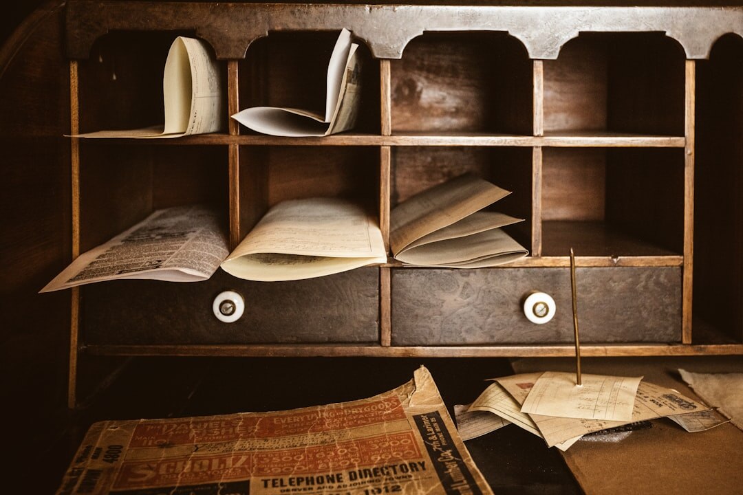 Notarisbureau met zegel, inktpot en oude documenten op een houten tafel