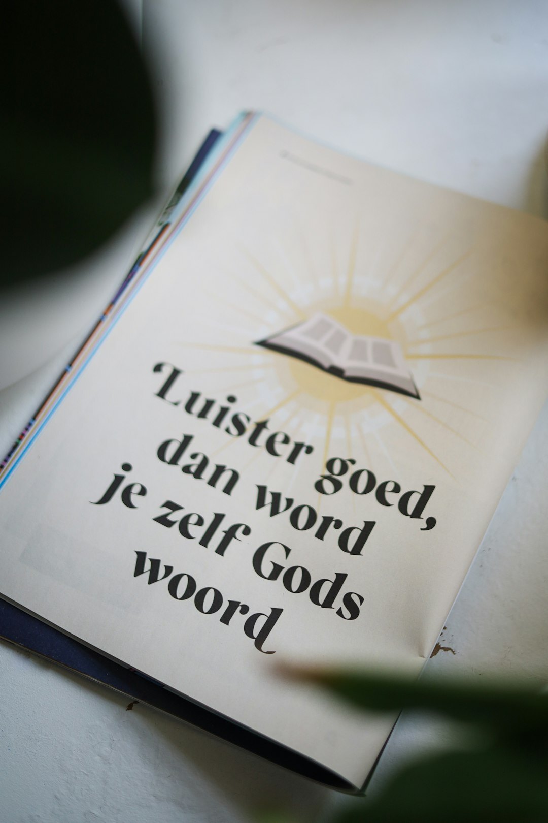 Opengeslagen antiek boek met handschrift en een ganzenveer